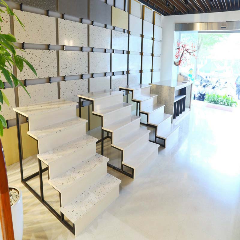 Tuy nhiên mẫu đá tự nhiên, dùng loại này cho hạng mục đá hoa cương cầu thang cũng có một số hạn chế mẫu đá granite con tiện chẳng hạn như độ dày của nó có thể làm cho việc cắt và thi công khó khăn hơn so với các loại đá khác với đá granite. Bên cạnh đó mẫu đá granite con tiện việc chế tác đá granite cũng đòi hỏi kỹ thuật cao và đội ngũ thợ có kinh nghiệm để đảm bảo chất lượng và độ hoàn thiện của sản phẩm cuối cùng với đá granite.