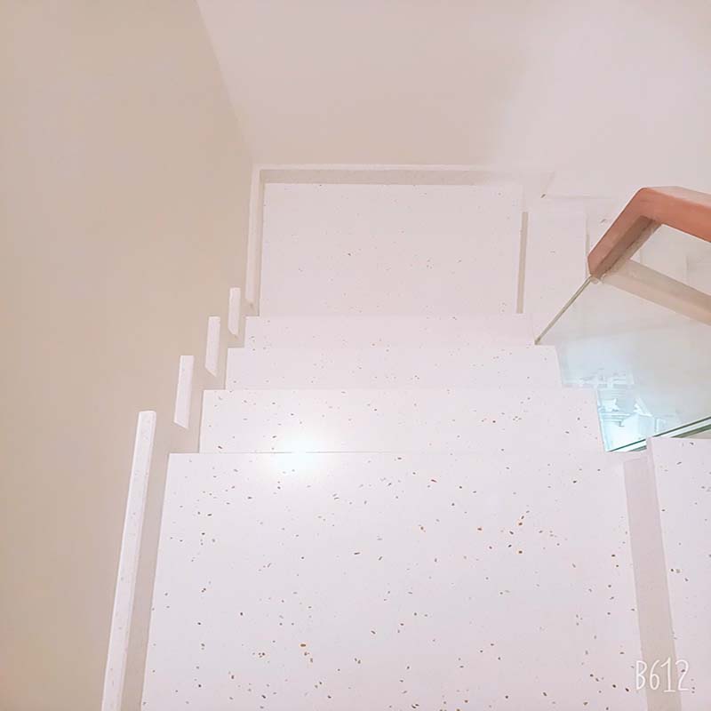 Tuy nhiên mẫu đá tự nhiên, dùng loại này cho hạng mục đá hoa cương cầu thang cũng có một số hạn chế mẫu đá granite con tiện chẳng hạn như độ dày của nó có thể làm cho việc cắt và thi công khó khăn hơn so với các loại đá khác với đá granite. Bên cạnh đó mẫu đá granite con tiện việc chế tác đá granite cũng đòi hỏi kỹ thuật cao và đội ngũ thợ có kinh nghiệm để đảm bảo chất lượng và độ hoàn thiện của sản phẩm cuối cùng với đá granite.