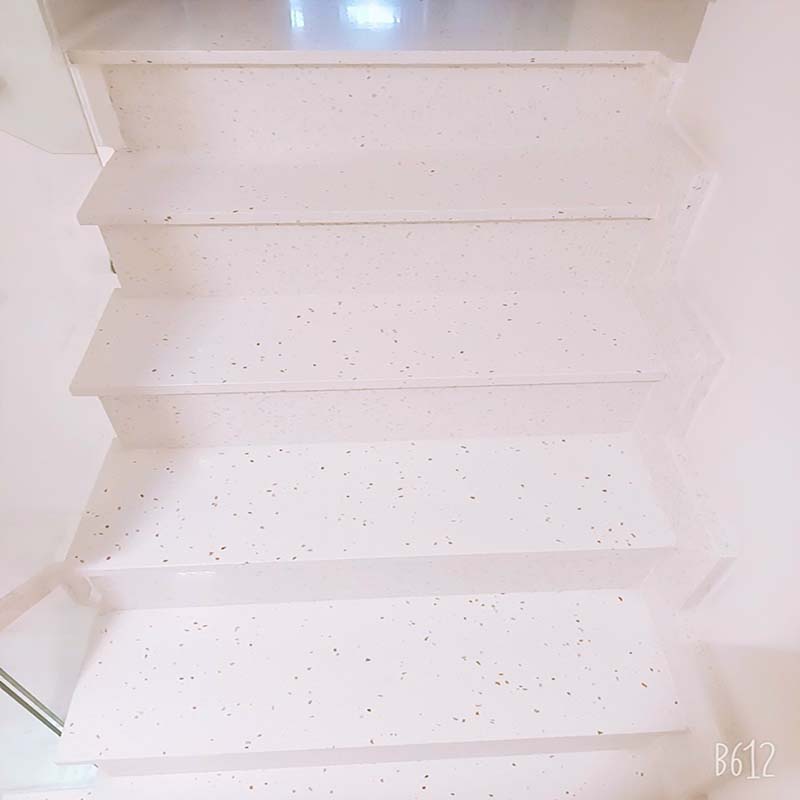 Tuy nhiên mẫu đá tự nhiên, dùng loại này cho hạng mục đá hoa cương cầu thang cũng có một số hạn chế mẫu đá granite con tiện chẳng hạn như độ dày của nó có thể làm cho việc cắt và thi công khó khăn hơn so với các loại đá khác với đá granite. Bên cạnh đó mẫu đá granite con tiện việc chế tác đá granite cũng đòi hỏi kỹ thuật cao và đội ngũ thợ có kinh nghiệm để đảm bảo chất lượng và độ hoàn thiện của sản phẩm cuối cùng với đá granite.