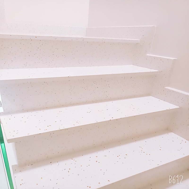 Tuy nhiên mẫu đá tự nhiên, dùng loại này cho hạng mục đá hoa cương cầu thang cũng có một số hạn chế mẫu đá granite con tiện chẳng hạn như độ dày của nó có thể làm cho việc cắt và thi công khó khăn hơn so với các loại đá khác với đá granite. Bên cạnh đó mẫu đá granite con tiện việc chế tác đá granite cũng đòi hỏi kỹ thuật cao và đội ngũ thợ có kinh nghiệm để đảm bảo chất lượng và độ hoàn thiện của sản phẩm cuối cùng với đá granite.