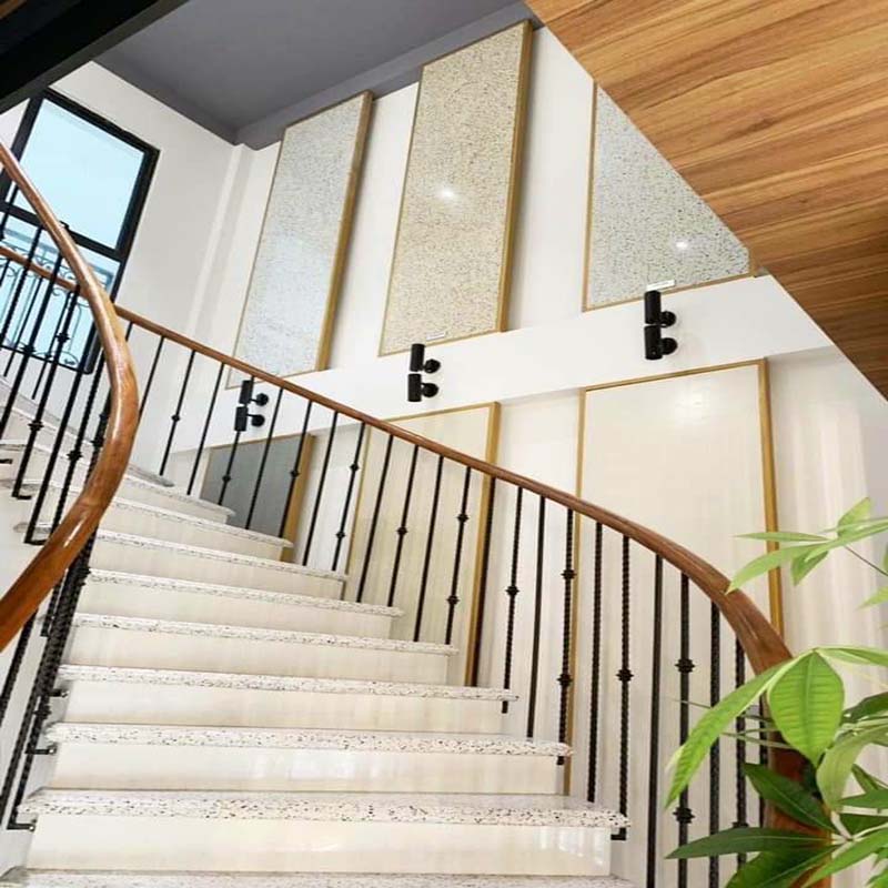 Tuy nhiên mẫu đá tự nhiên, dùng loại này cho hạng mục đá hoa cương cầu thang cũng có một số hạn chế mẫu đá granite con tiện chẳng hạn như độ dày của nó có thể làm cho việc cắt và thi công khó khăn hơn so với các loại đá khác với đá granite. Bên cạnh đó mẫu đá granite con tiện việc chế tác đá granite cũng đòi hỏi kỹ thuật cao và đội ngũ thợ có kinh nghiệm để đảm bảo chất lượng và độ hoàn thiện của sản phẩm cuối cùng với đá granite.