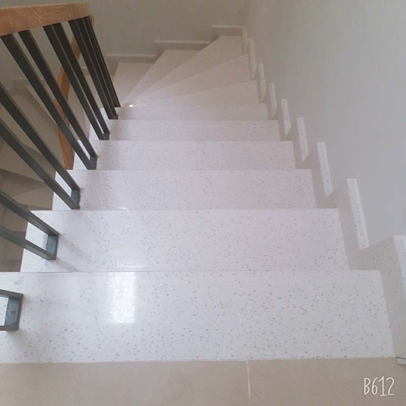 Tuy nhiên mẫu đá tự nhiên, dùng loại này cho hạng mục đá hoa cương cầu thang cũng có một số hạn chế mẫu đá granite con tiện chẳng hạn như độ dày của nó có thể làm cho việc cắt và thi công khó khăn hơn so với các loại đá khác với đá granite. Bên cạnh đó mẫu đá granite con tiện việc chế tác đá granite cũng đòi hỏi kỹ thuật cao và đội ngũ thợ có kinh nghiệm để đảm bảo chất lượng và độ hoàn thiện của sản phẩm cuối cùng với đá granite.